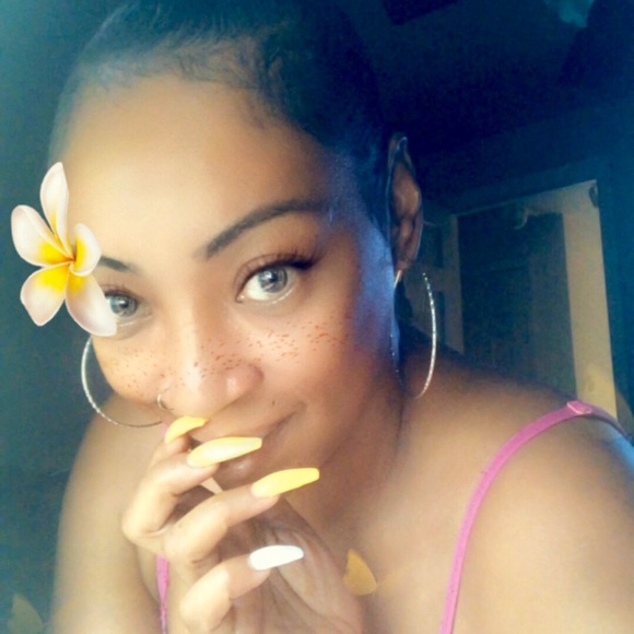 Meet Your Posher, Lynn - Picture 2 of 7